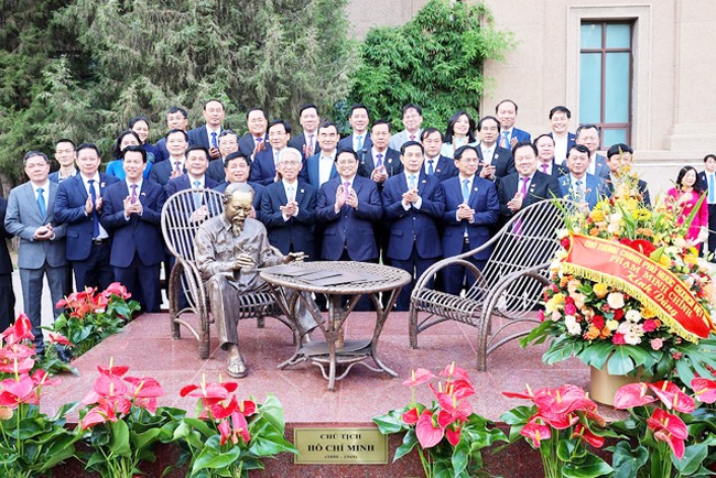 Thủ tướng Phạm Minh Chính và cán bộ, nhân viên Đại sứ quán Việt Nam tại Trung Quốc - Ảnh VGP/Nhật Bắc