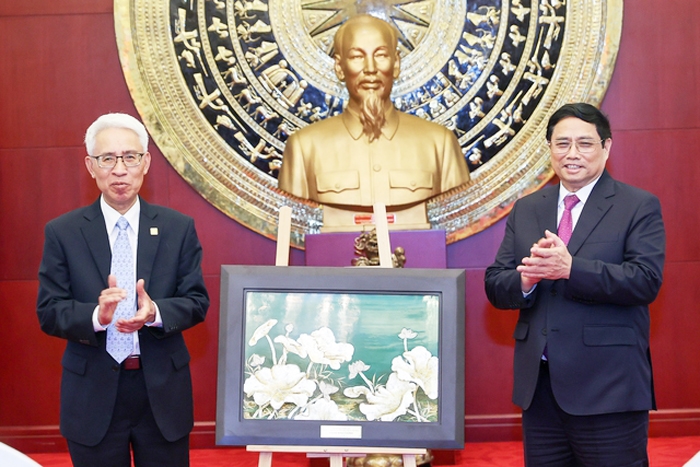 Thủ tướng tặng quà lưu niệm cho Đại sứ quán Việt Nam tại Trung Quốc - Ảnh: VGP/Nhật Bắc
