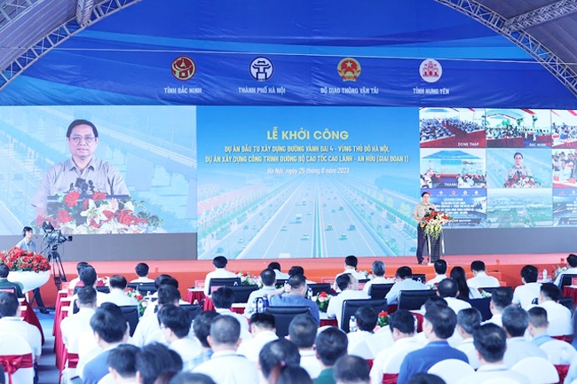 Phát biểu tại lễ khởi công, Thủ tướng Phạm Minh Chính cho biết từ đầu nhiệm kỳ đến nay, chúng ta đạt được một số dấu mốc quan trọng về phát triển đường cao tốc. (Ảnh: VGP/Nhật Bắc)