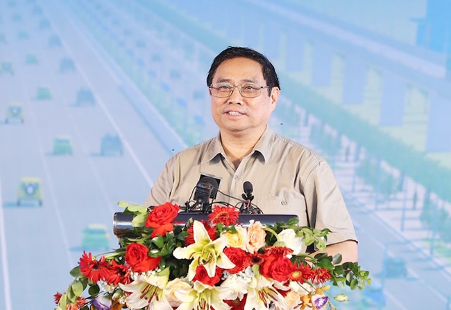 Thủ tướng nhấn mạnh việc đầu tư xây dựng tuyến đường Vành đai 4 kết nối Thủ đô Hà Nội với tỉnh Hưng Yên, tỉnh Bắc Ninh và các địa phương khác trong vùng sẽ phát huy hiệu quả đầu tư đối với các dự án đã và đang được đầu tư, tạo không gian phát triển mới. (Ảnh: VGP/Nhật Bắc)