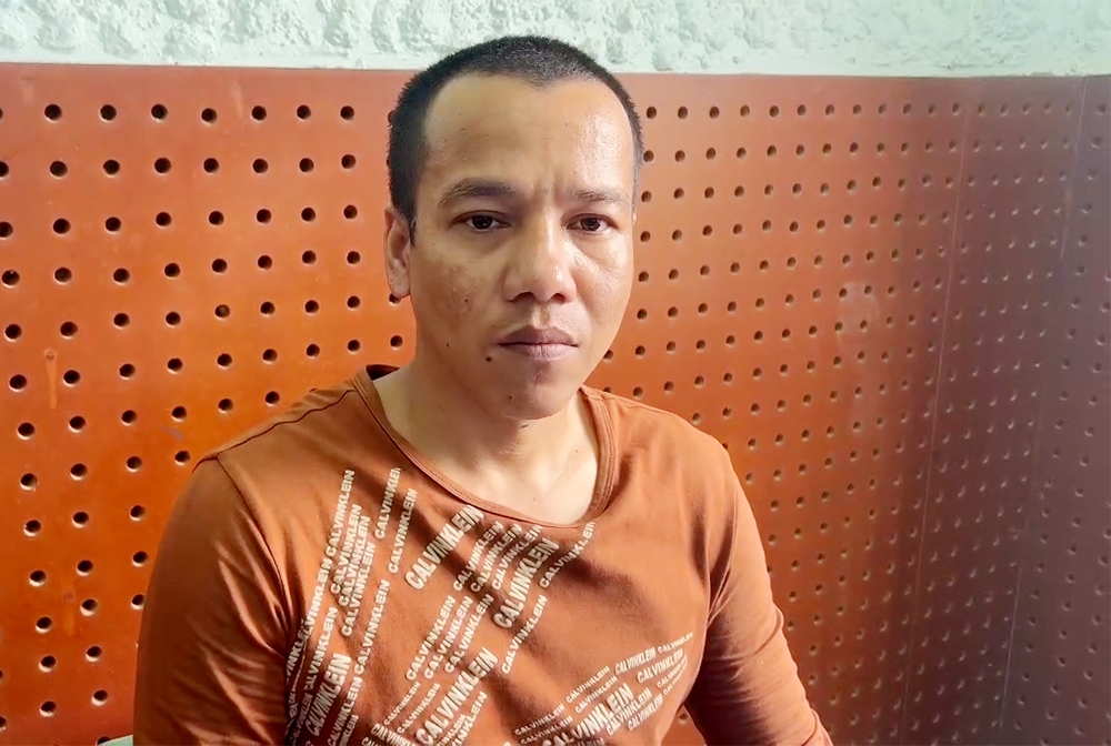 Đối tượng Chau Sóc Phol (sinh năm 1989, trú tại xã Châu Lăng, huyện Tri Tôn) bị khởi tố về tội “Tàng trữ, sử dụng, mua bán trái phép vũ khí quân dụng”