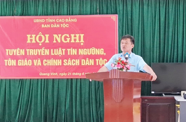 Ông Đào Văn Mái - Phó trưởng Ban Dân tộc tỉnh Cao Bằng là báo cáo viên tại Hội nghị