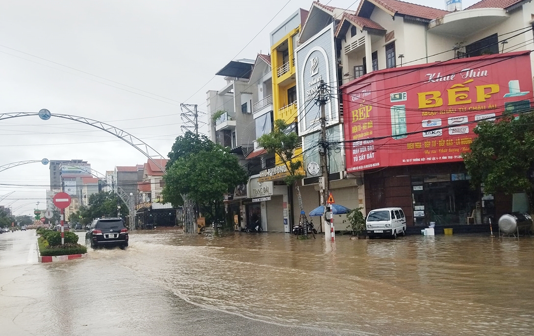 Nhiều tuyến đường ở Lạng Sơn bị ngập do mưa lớn