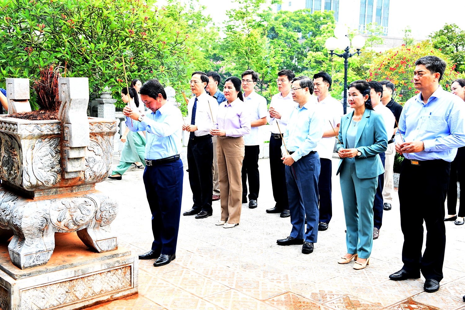 Các đại biểu dự Hội nghị đã đến Dâng hương tại Đền thờ Chủ tịch Hồ Chí Minh trong quần thể quảng trường Nguyễn Tất Thành, Tp. Tuyên Quang