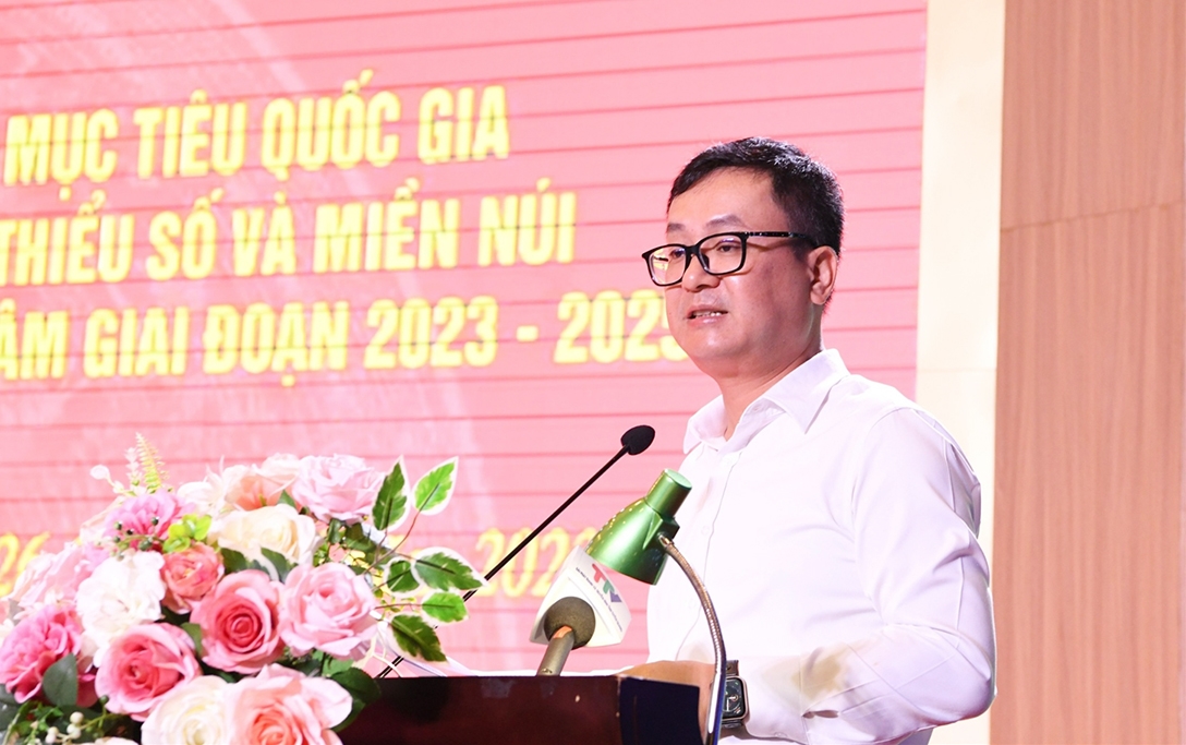 Ông Hà Việt Quân - Chánh Văn phòng Điều phối Chương trình MTQG 1719 báo cáo tại Hội nghị