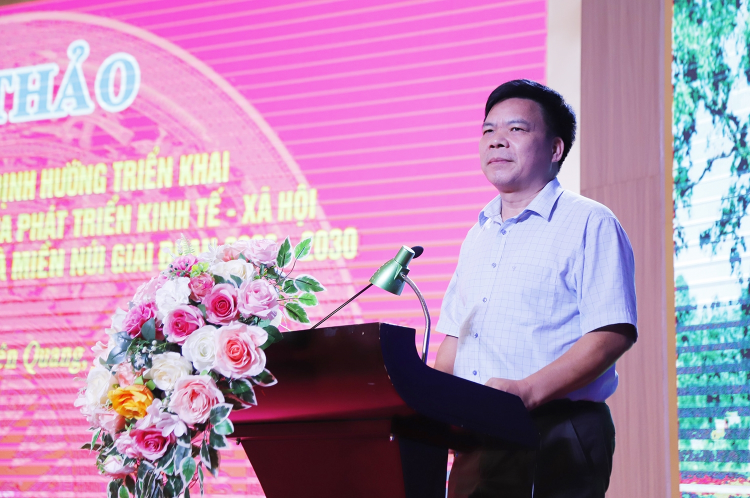 Đinh Xuân Thắng - Phó Vụ trưởng Vụ Tuyên truyền - Ủy ban Dân tộc phát biểu tại Hội thảo