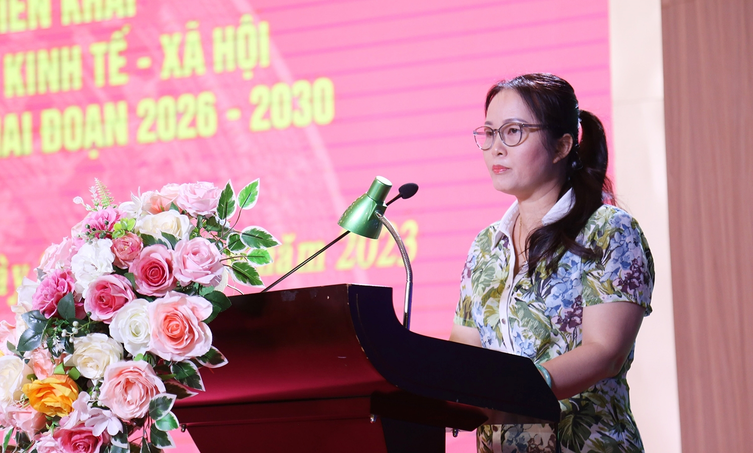 Bà Phạm Thị Thúy Hà, Phó Vụ trưởng Vụ Dân tộc Thiểu số phát biểu tại Hội thào