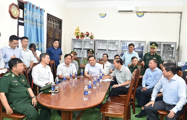 Phó Thủ tướng Trần Lưu Quang làm việc với cơ quan chức năng tỉnh Cà Mau tại cảng cá Sông Đốc - Ảnh: VGP/Hải Minh