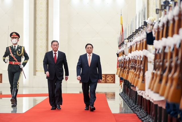 Lễ đón chính thức Thủ tướng Phạm Minh Chính và Đoàn đại biểu cấp cao Việt Nam thăm chính thức Trung Quốc được tổ chức trọng thể tại Đại lễ đường Nhân dân ở Thủ đô Bắc Kinh, do Thủ tướng Trung Quốc Lý Cường chủ trì - Ảnh: VGP/Nhật Bắc