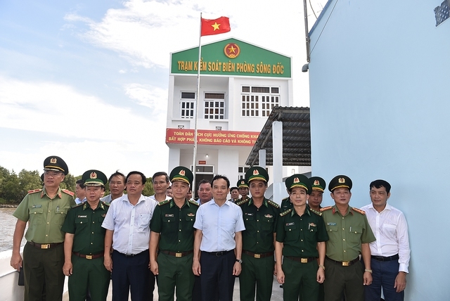 Phó Thủ tướng Trần Lưu Quang tới thăm Trạm kiểm soát biên phòng Sông Đốc - Ảnh: VGP/Hải Minh