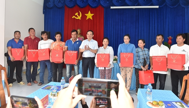 Phó Thủ tướng tặng quà ngư dân Sông Đốc - Ảnh: VGP/Hải Minh