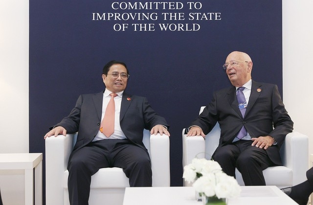 Thủ tướng Phạm Minh Chính và Giáo sư Klaus Schwab, nhà sáng lập kiêm Chủ tịch điều hành WEF - Ảnh: VGP/Nhật Bắc
