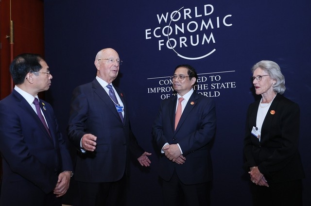Thủ tướng Phạm Minh Chính trao đổi với Giáo sư Klaus Schwab, nhà sáng lập kiêm Chủ tịch điều hành WEF - Ảnh: VGP/Nhật Bắc