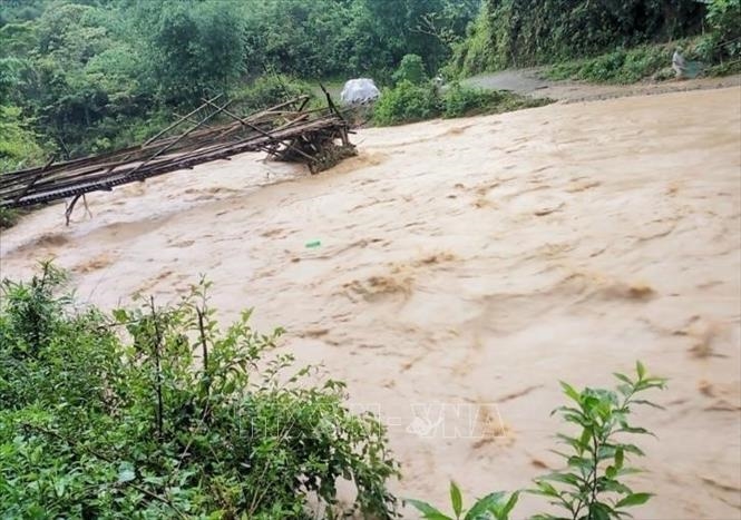 Cầu treo xóm Bản Ỏ, xã Đình Phùng, huyện Bảo Lạc, tỉnh Cao Bằng, bị nước cuốn trôi. Ảnh: TTXVN