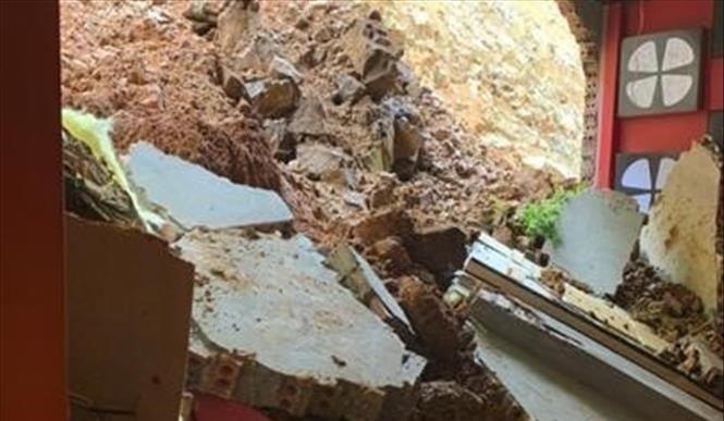 Sạt lở đất, đá taluy dương làm cho gia đình ông Nông Văn Phú, xóm Phiêng Chầu 1, xã Đình Phùng, huyện Bảo Lạc, tỉnh Cao Bằng, bị hư hỏng nặng. Ảnh: TTXVN 