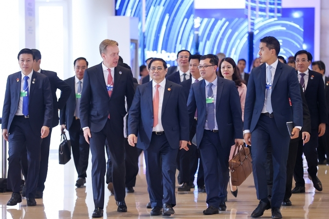 Giám đốc điều hành WEF Borge Brende chào đón Thủ tướng Phạm Minh Chính tham dự Đối thoại chiến lược quốc gia Việt Nam và WEF - Ảnh: VGP/Nhật Bắc