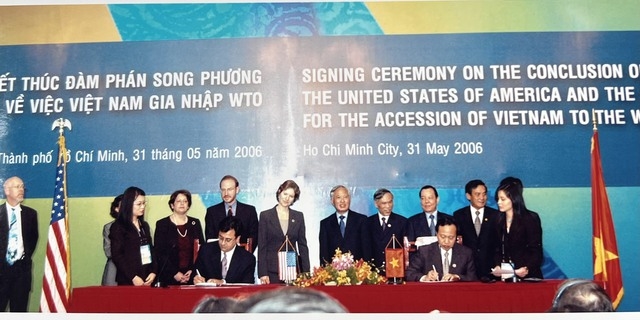 Lễ ký hiệp định gia nhập WTO song phương với Hoa Kỳ (Phó Thủ tướng Vũ Khoan đứng thứ 5 từ phải sang trái, Thứ trưởng Lương Văn Tự ký hiệp định) - Ảnh: VGP/NN