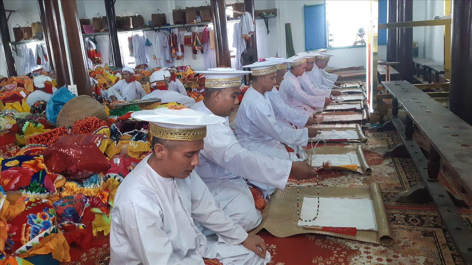 Chức sắc Po Acar hành lễ trong tháng Ramâwan tại thánh đường thôn Văn Lâm, xã Phước Nam, huyện Thuận Nam, tỉnh Ninh Thuận.