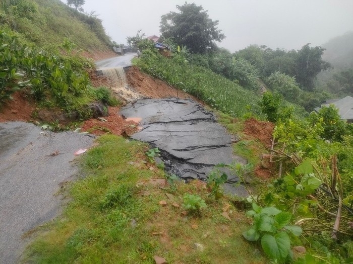 Tháng 6/2022, đoạn đường Km436+200, Quốc lộ 6 (thuộc bản Phiêng Đất B, xã Nậm Nèn, huyện Mường Chà, Điện Biên), bị sạt lở nghiêm trọng do mưa lũ.