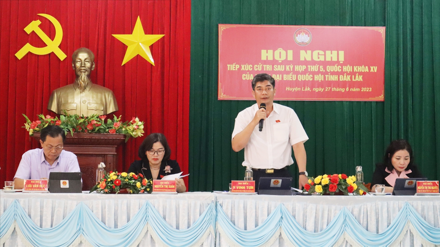 Thứ trưởng, Phó Chủ nhiệm Ủy ban Dân tộc Y Vinh Tơr phát biểu tại Hội nghị tiếp xúc cử tri huyện Lắk