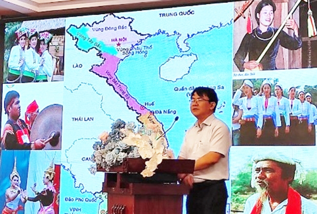 Ông Nguyễn Văn Khang, Trưởng Ban Dân tộc tỉnh Đồng Nai là báo cáo viên tại Hội nghị.