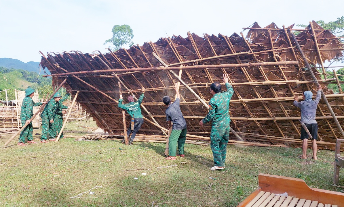 Cán bộ chiến sĩ Đồn Biên phòng Môn Sơn giúp dân tháo dỡ nhà cũ, giải phóng mặt bằng xây dựng nhà mới
