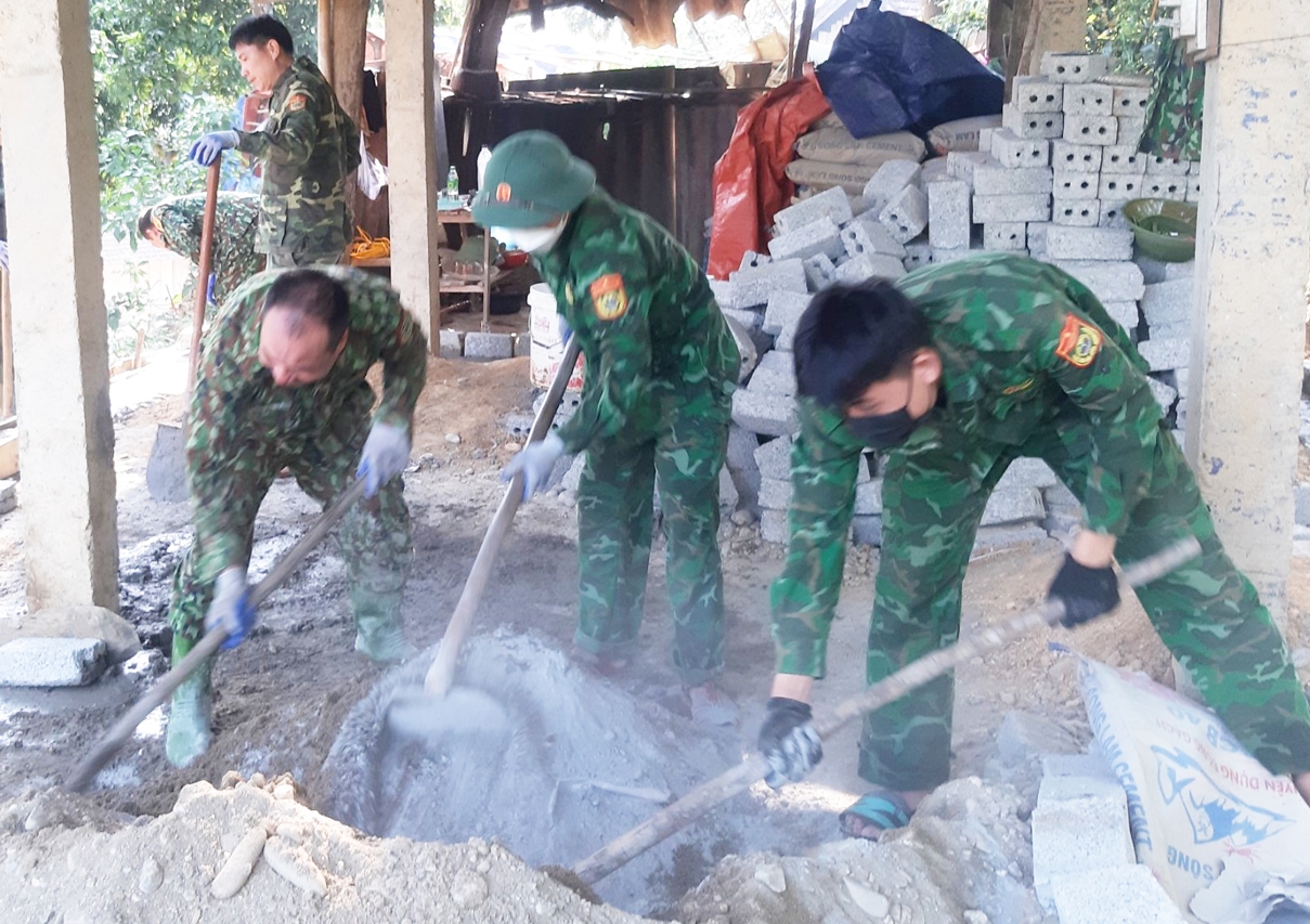 Cán bộ chiến sĩ Đồn Biên phòng Môn Sơn hỗ trợ ngày công giúp dân xây dựng nhà kiên cố xóa tranh tre dột nát, tạm bợ