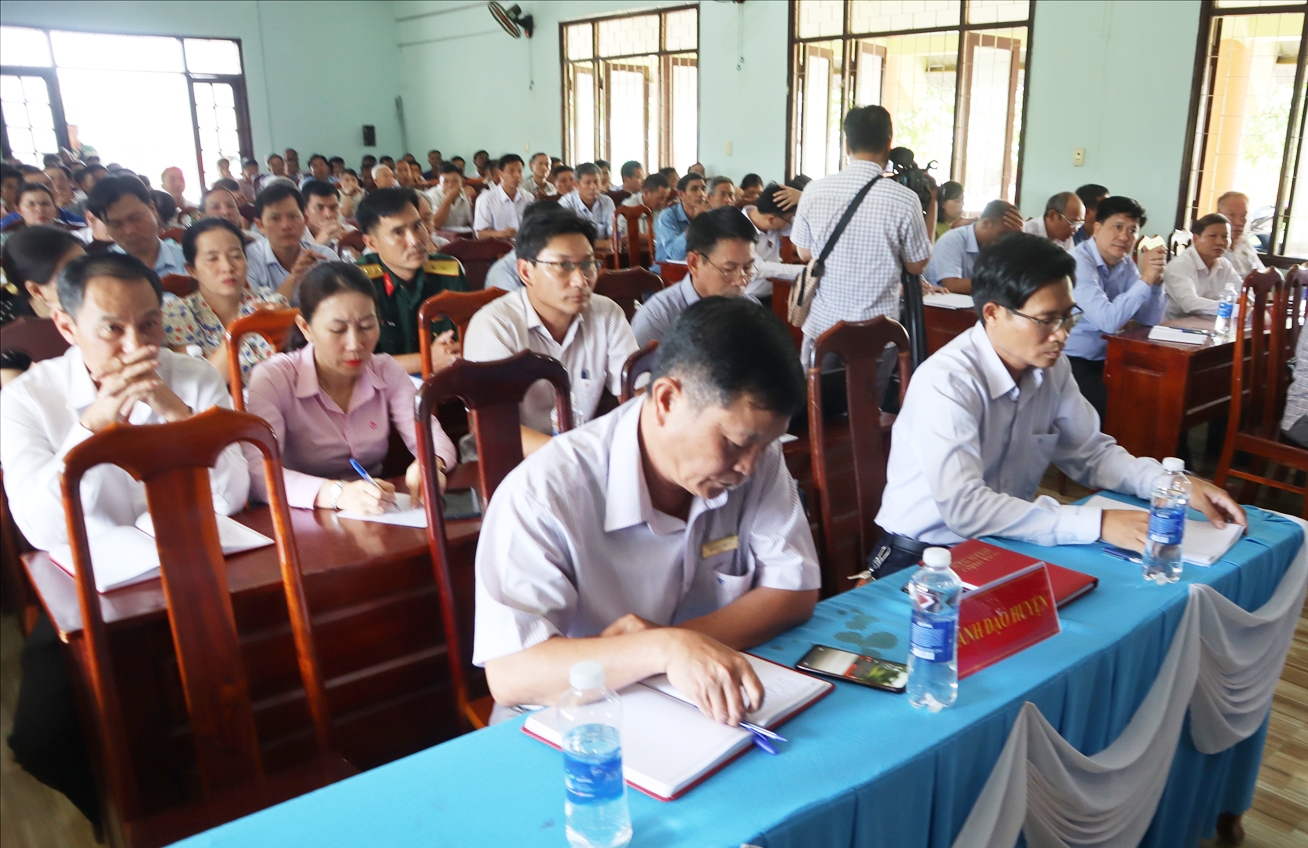 Quang cảnh Hội nghị tiếp xúc cử tri tại huyện Krông Bông