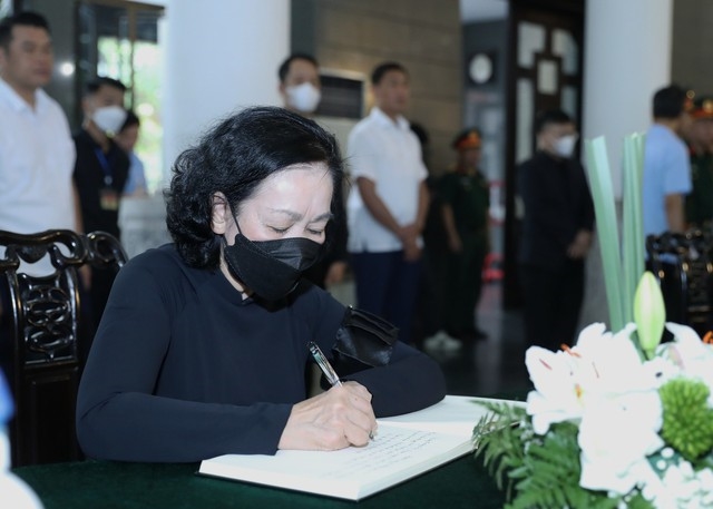 Đồng chí Trương Thị Mai, Ủy viên Bộ Chính trị, Thường trực Ban Bí thư, ghi sổ tang viếng nguyên Phó Thủ tướng Vũ Khoan