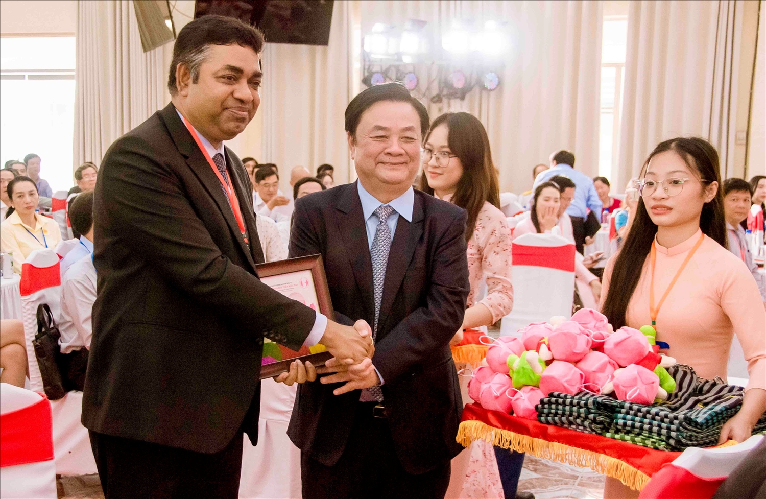 Bộ trưởng Bộ NN&PTNT Lê Minh Hoan tặng quà cho Ngài Madan Mohan Sethi - Tổng lãnh sự quán Ấn Độ tại TP. Hồ Chí Minh
