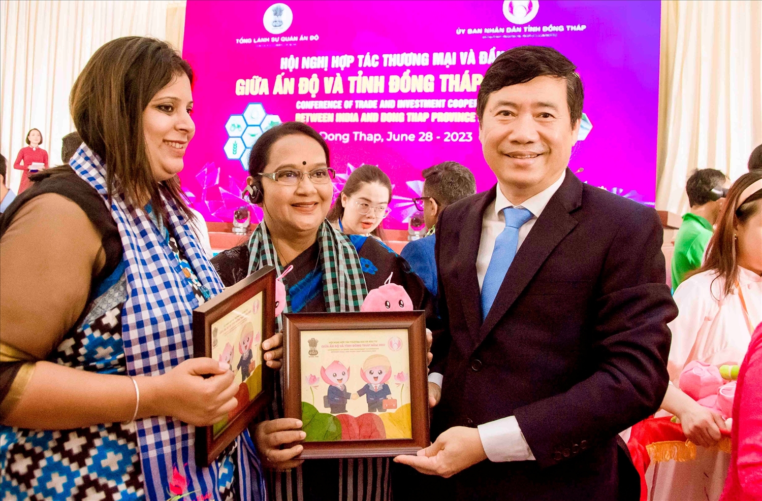 Chủ tịch UBND tỉnh Đồng Tháp Phạm Thiện Nghĩa tặng quà cho qùa đến phu nhân Ngài Madan Mohan Sethi - Tổng lãnh sự quán Ấn Độ tại TP. Hồ Chí Minh