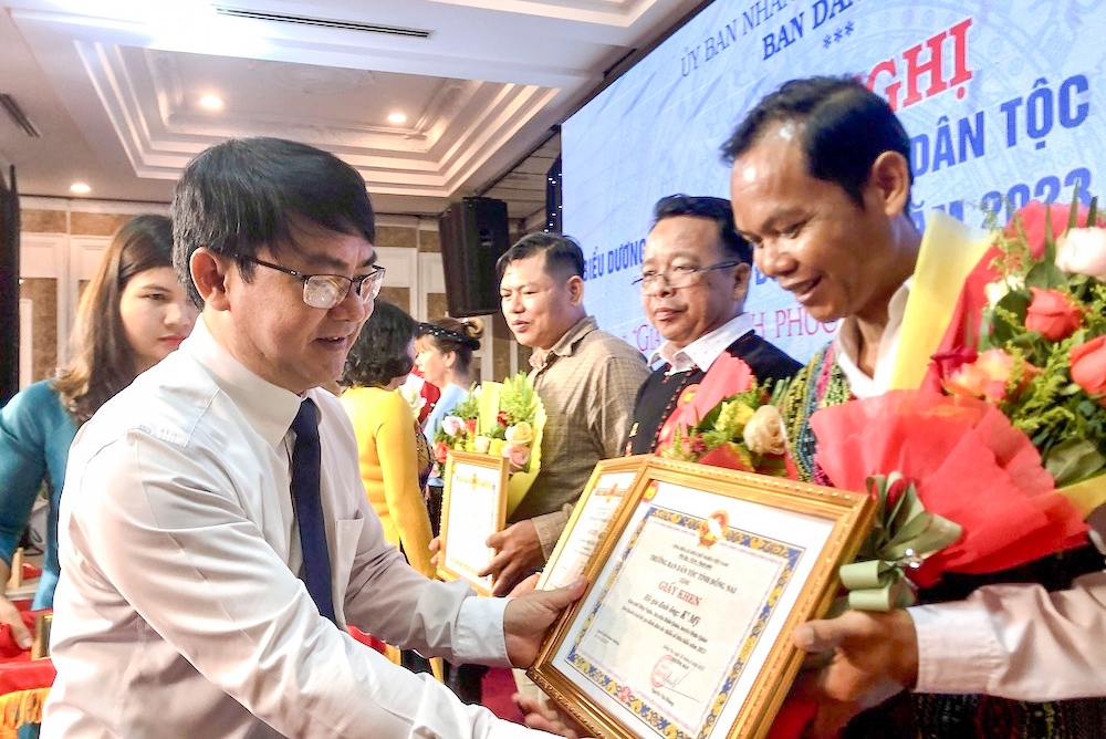 Ông Nguyễn Văn Khang, Trưởng Ban Dân tộc tỉnh Đồng Nai đang trao tặng giấy khen cho các hộ gia đình DTTS tiêu biểu