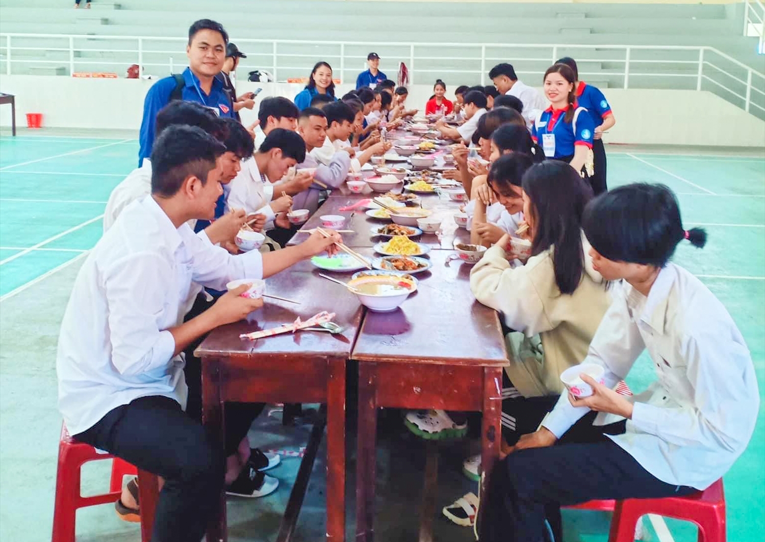 Đoàn thanh niên Huyện A Lưới, Thừa Thiên Huế hỗ trợ thí sinh các suất ăn chính 
