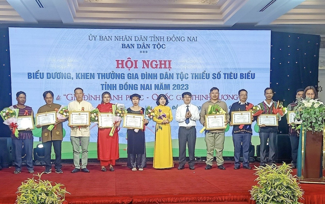 Hội nghị biểu dương khen thưởng gia đình DTTS tiêu biểu tỉnh Đồng Nai được tổ chức lần đầu tiên năm 2023 với chủ đề 