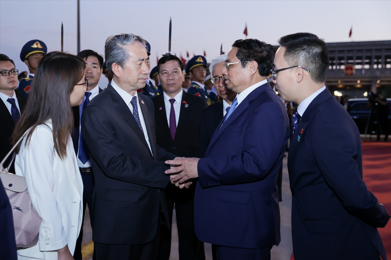 Đại sứ Trung Quốc tại Việt Nam Hùng Ba tiễn Thủ tướng Phạm Minh Chính tại sân bay - Ảnh VGP/Nhật Bắc