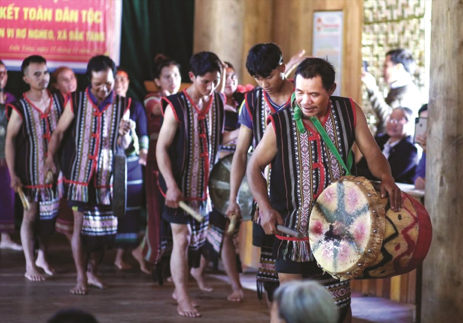Những phong tục độc đáo, cùng lễ hội truyền thống vẫn được lưu giữ nguyên vẹn.