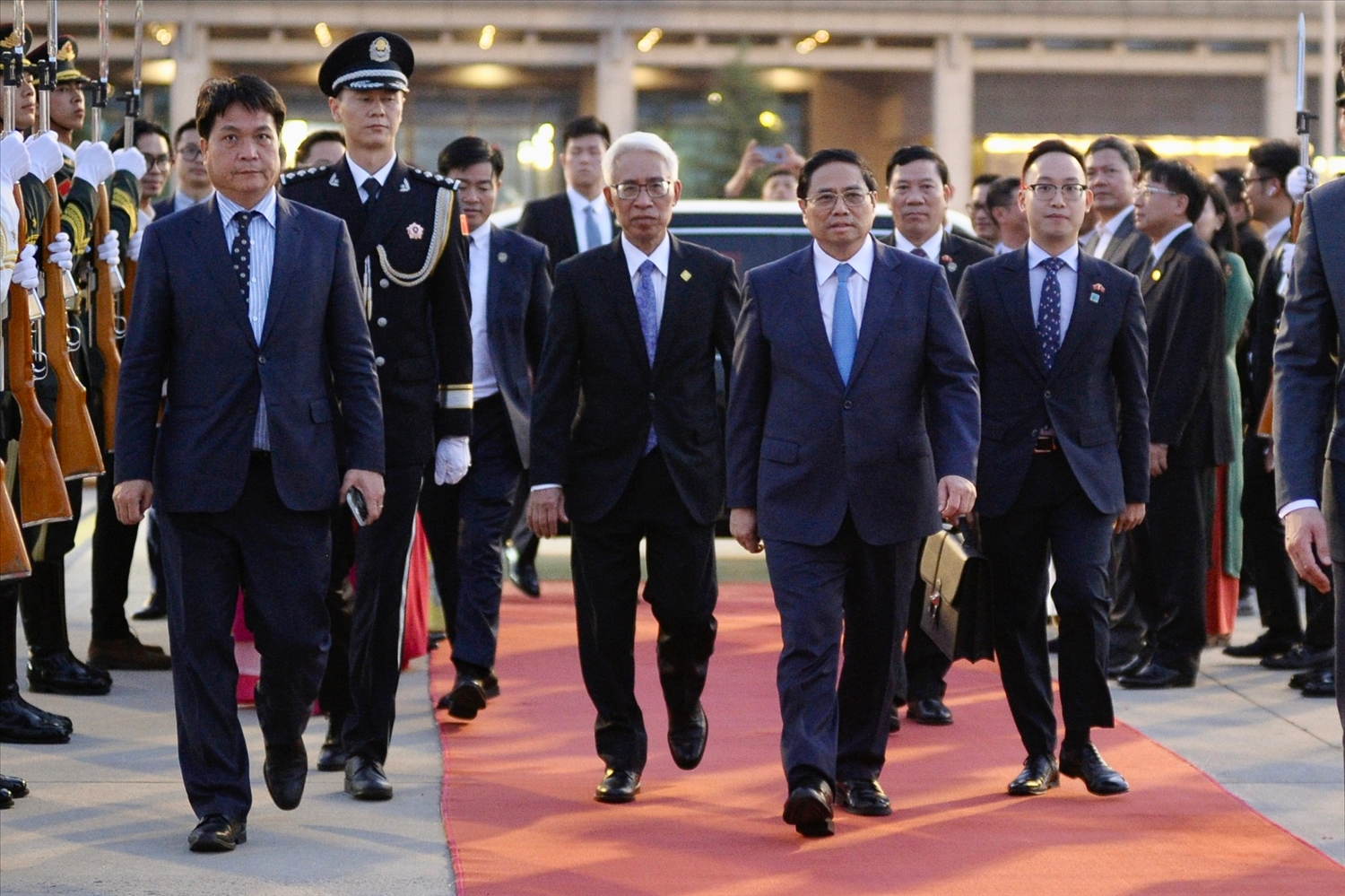 Sau khi thăm Khu mới Hùng An, Thủ tướng và đoàn đại biểu cấp cao Việt Nam đã lên đường về nước, kết thúc tốt đẹp chuyến công tác - Ảnh VGP/Nhật Bắc