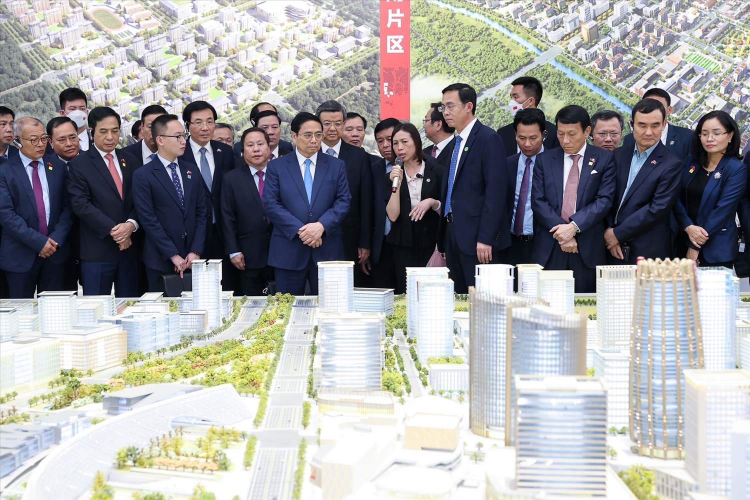 Thủ tướng Phạm Minh Chính nghe giới thiệu về quy hoạch tổng thể Khu mới Hùng An - Ảnh: VGP/Nhật Bắc