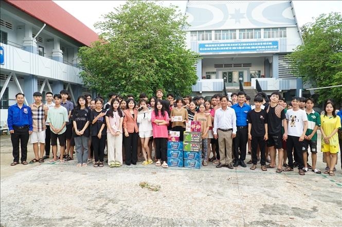 Huyện uỷ Tân Phú (Đồng Nai) thăm, tặng quà, động viên tinh thần các thí sinh “vượt rừng” đi 60 km tham dự kỳ thi tốt nghiệp THPT. Ảnh: TTXVN phát