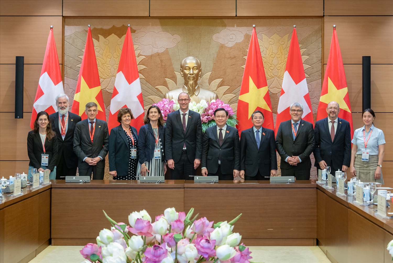 Chủ tịch Quốc hội Vương Đình Huệ, Phó Chủ tịch Quốc hội Nguyễn Đức Hải cùng các đại biểu Đoàn đại biểu cấp cao Hạ viện Thụy Sĩ