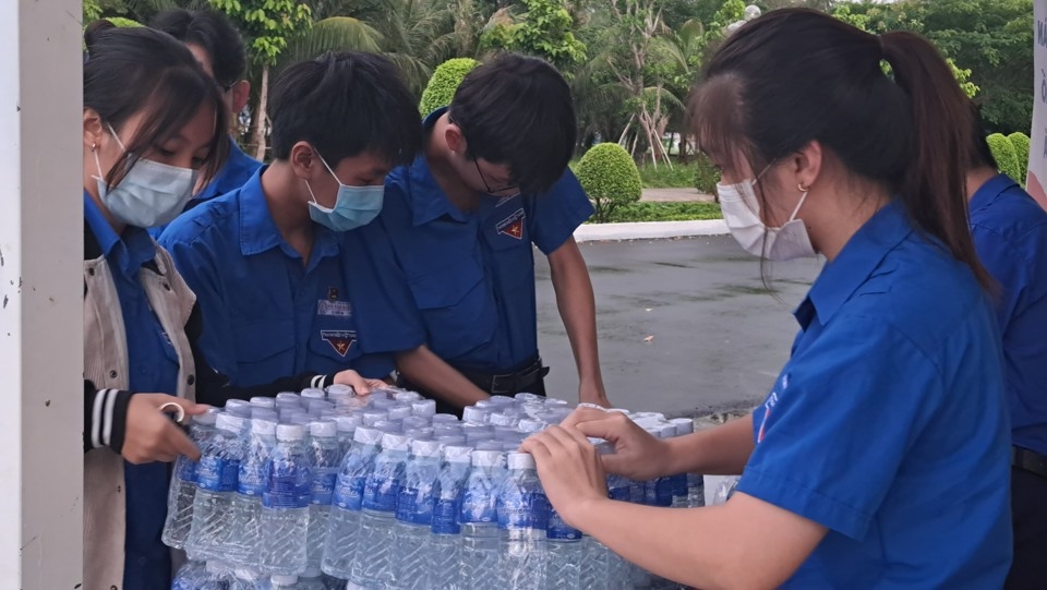 Sinh viên tình nguyện tiếp sức mùa thi tại Kiên Giang. Ảnh: Hoàng Tuấn