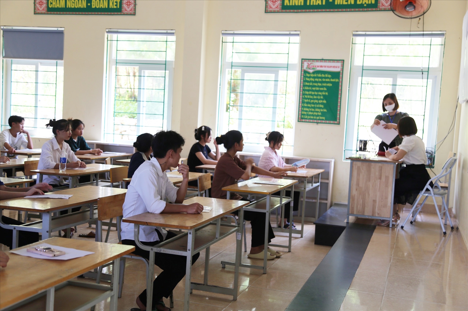 Các thí sinh đã vào phòng thi tại điểm thi Trường PTDTNT THCS &THPT huyện Bát Xát, tỉnh Lào Cai. Ảnh Trọng Bảo