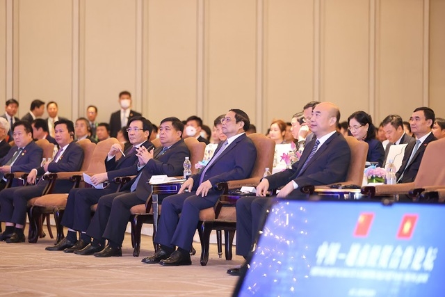 Thủ tướng Phạm Minh Chính và Phó Thủ tướng Trung Quốc Lưu Quốc Trung (hàng đầu từ phải sang) cùng đại biểu các bộ, cơ quan hai nước và đại diện 350 doanh nghiệp dự Diễn đàn - Ảnh: VGP/Nhật Bắc