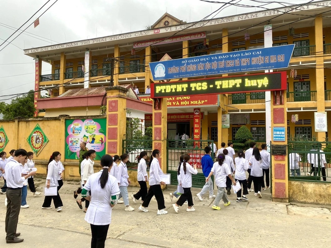 Thí sinh tại điểm thi Trường phổ thông nội trú THCS&THPT huyện Si Ma Cai di chuyển từ khu nội trú vào điểm thi sáng 28-6 - Ảnh: NGUYÊN BẢO