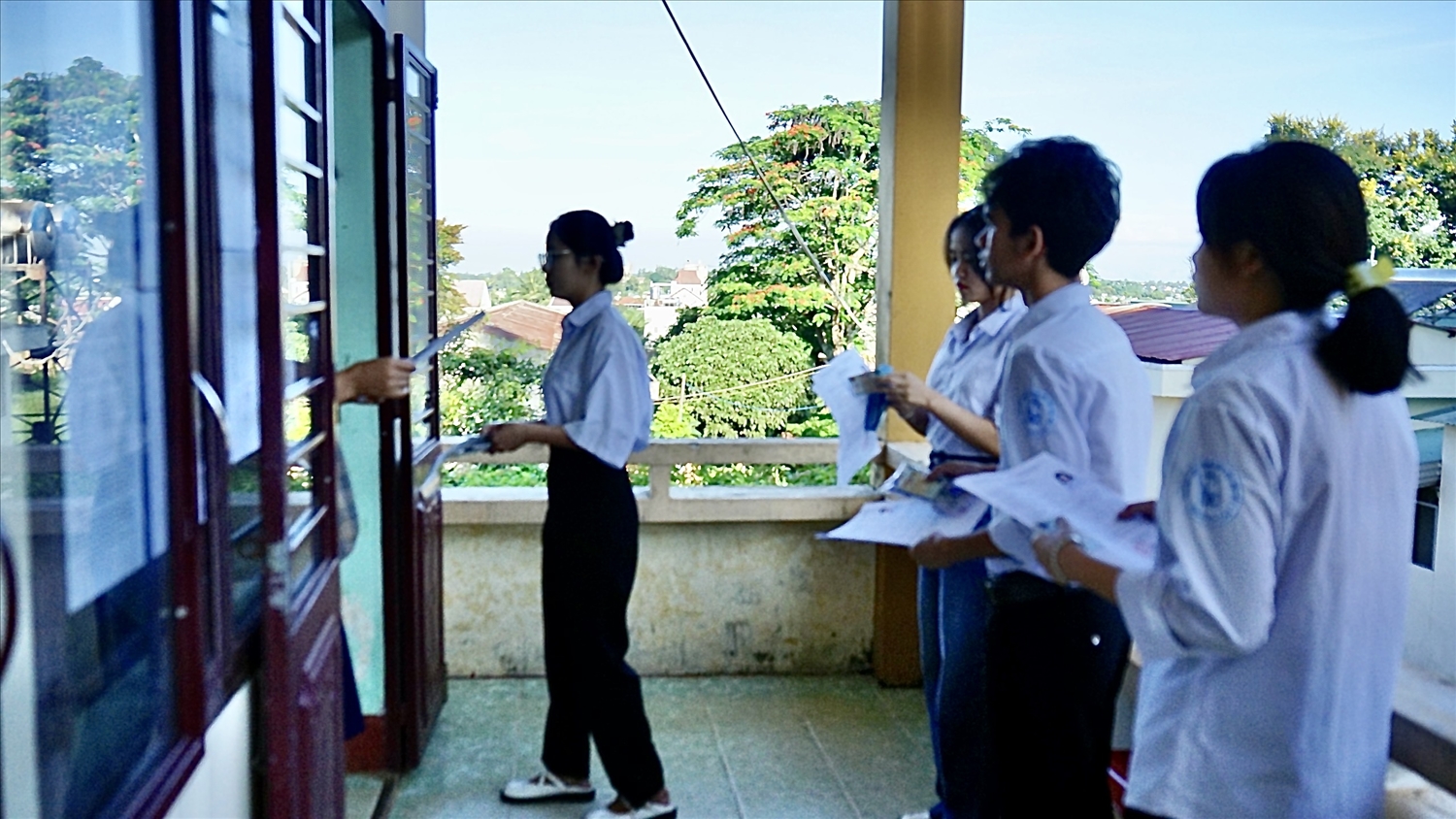 Các thí sinh chuẩn bị vào phòng thi tại điểm Trường Phổ thông Dân tộc Nội trú tỉnh Gia Lai. Ảnh Ngọc Thu
