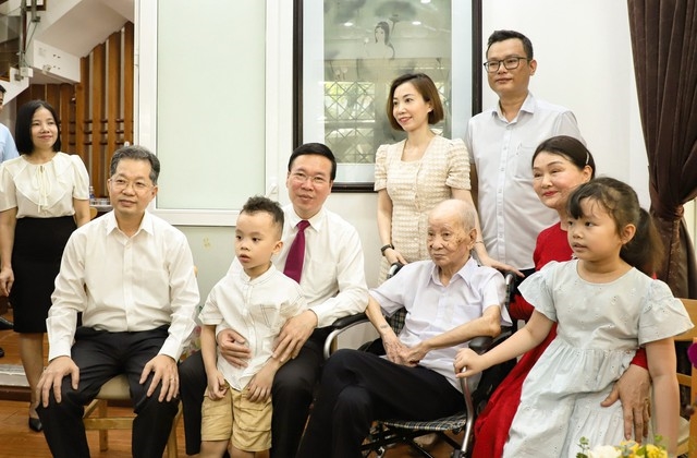 Chủ tịch nước Võ Văn Thưởng thăm gia đình Nhà giáo Nhân dân Nguyễn Trọng Hoàng - Ảnh: VGP/Lưu Hương
