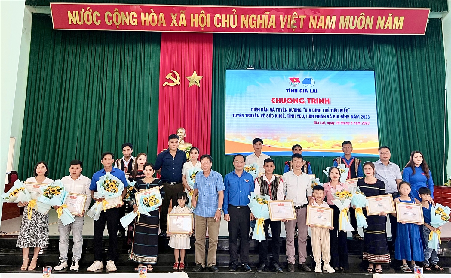 Tỉnh đoàn, Ủy ban Hội LHTN Việt Nam tặng Bằng khen tuyên dương 15 gia đình trẻ tiêu biểu năm 2023