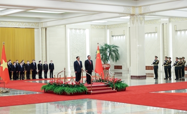 Thủ tướng Trung Quốc Lý Cường chủ trì Lễ đón chính thức Thủ tướng Phạm Minh Chính và Đoàn đại biểu cấp cao Việt Nam được tổ chức trọng thể tại Đại lễ đường Nhân dân ở Thủ đô Bắc Kinh - Ảnh: VGP/Nhật Bắc