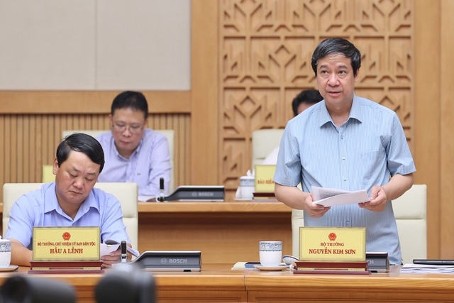 Bộ trưởng Bộ GD&ĐT Nguyễn Kim Sơn trình bày Tờ trình của Bộ GD&ĐT về đề nghị xây dựng Luật Nhà giáo - Ảnh: VGP