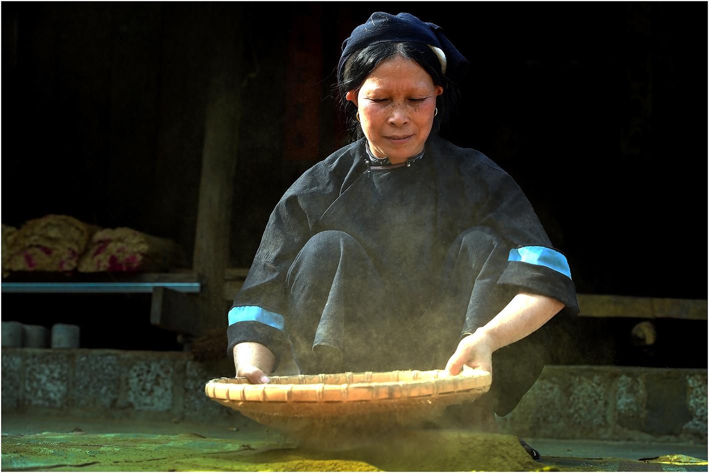 Người Nùng An dùng vỏ cây gạo, mùn cưa, lá cây rừng bầu hắt để làm keo kết dính các chất liệu lại với nhau, tạo thành bột hương.